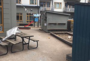 En förskolegård utan träd, gräs och buskar